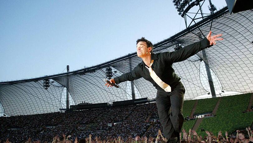 Robbie Williams 2003 im Olympiastadion. Robbie Williams 2003 im Olympiastadion.