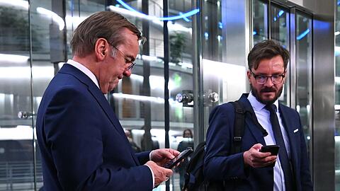 Der Verteidigungsminister musste lange warten.