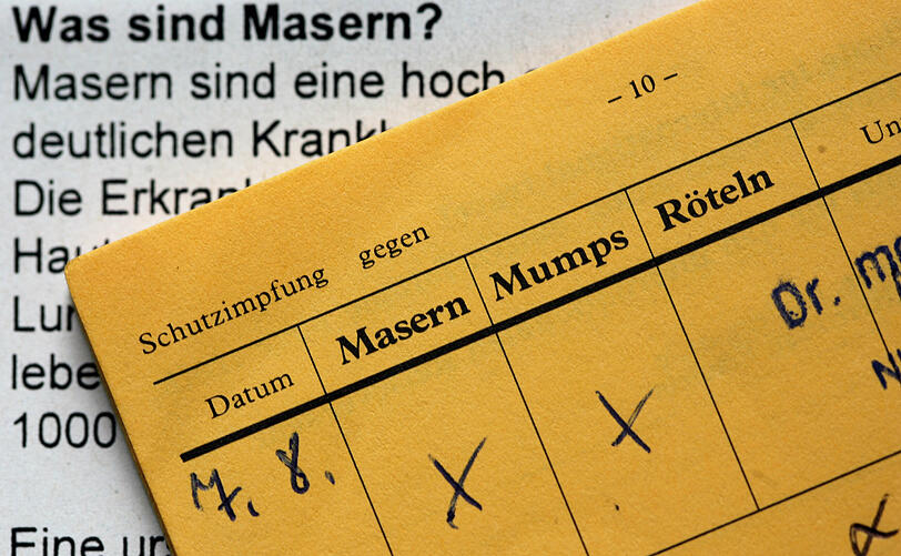 Bei Kleinkindern steht am Ende des ersten Lebensjahres die wichtige Masern-Mumps-Röteln-Impfung an.