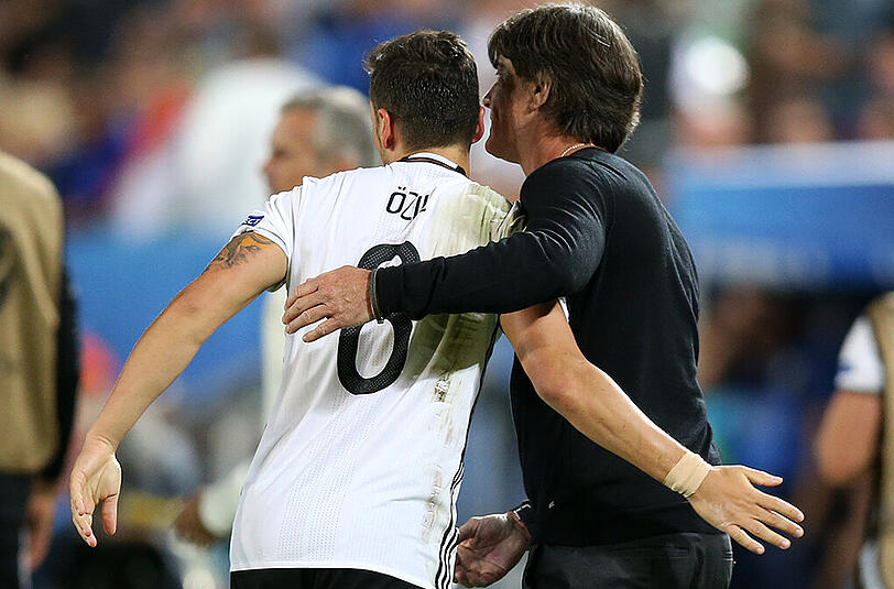 Bundestrainer Joachim Löw gönnt Mesut Özil eine Pause.