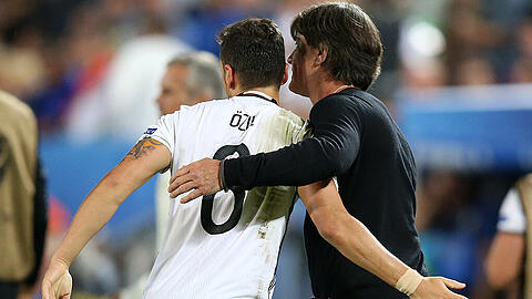 Bundestrainer Joachim Löw gönnt Mesut Özil eine Pause.