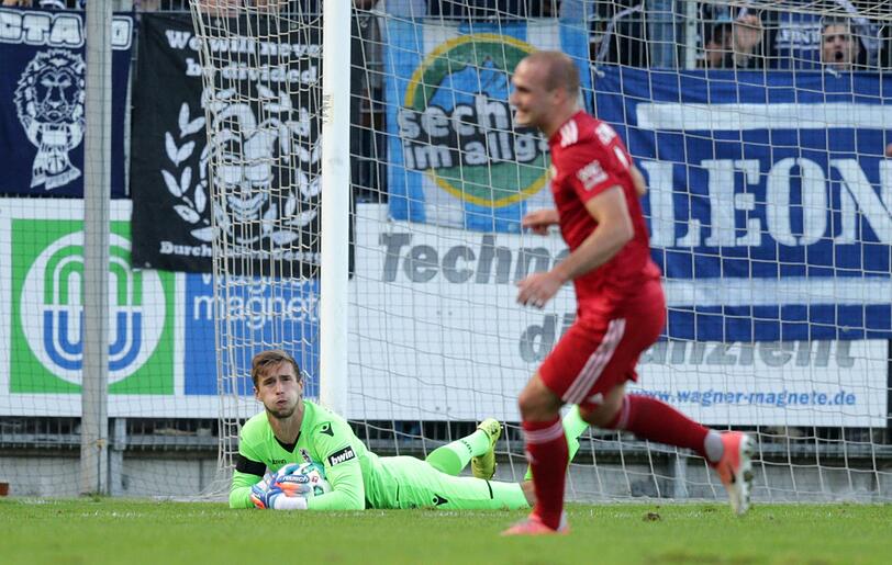 1860-Keeper Marco Hiller hatte jede Menge zu tun.