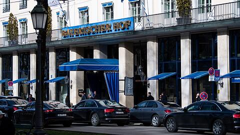 Dunkle Limousinen stehen vor Beginn der Münchner Sicherheitskonferenz vor dem Bayerischen Hof.