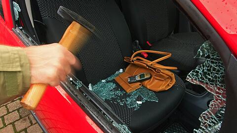 So ein Diebstahl geht blitzschnell: Scheibe einschlagen, Handtasche klauen - und weg...