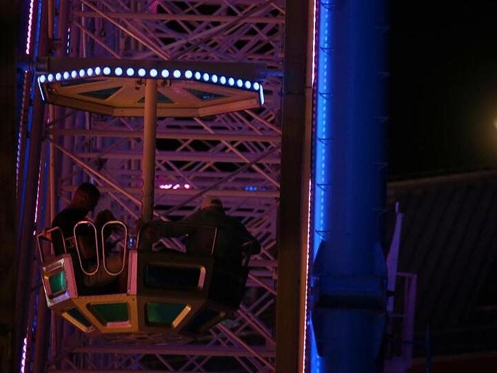Der Mond ist während einer partiellen Mondfinsternis hinter dem Riesenrad des Kiliani-Volksfestes zu sehen. Foto: Karl-Josef Hildenbrand