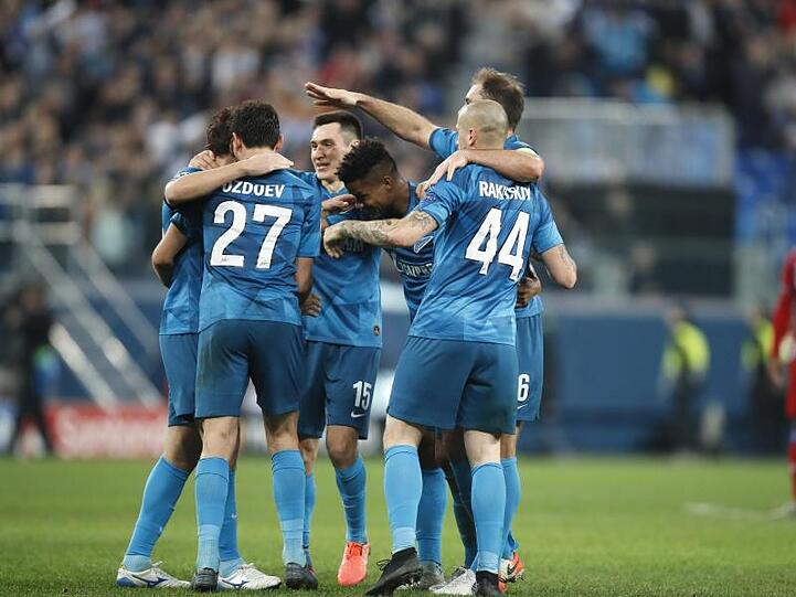Zenit-Spieler jubeln über ihr zweites Tor.