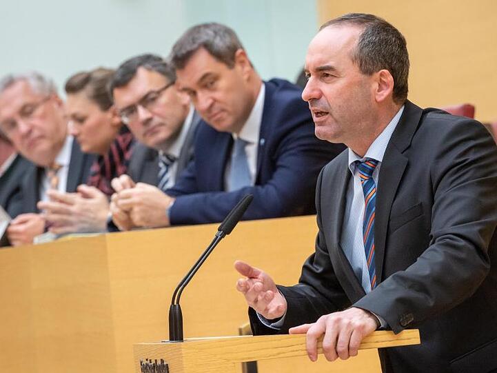 Hubert Aiwanger (r, Freie Wähler), stellvertretender Ministerpräsident und Staatsminister für Wirtschaft, Landentwicklung und Energie. Foto: Peter Kneffel/dpa/Archivbild