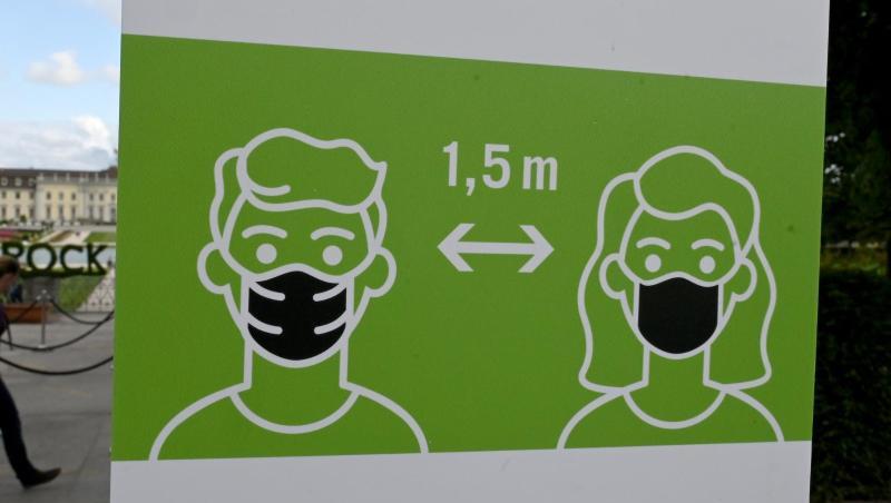 Ein Hinweisschild fordert zum Tragen von Schutzmasken gegen das Coronavirus auf.