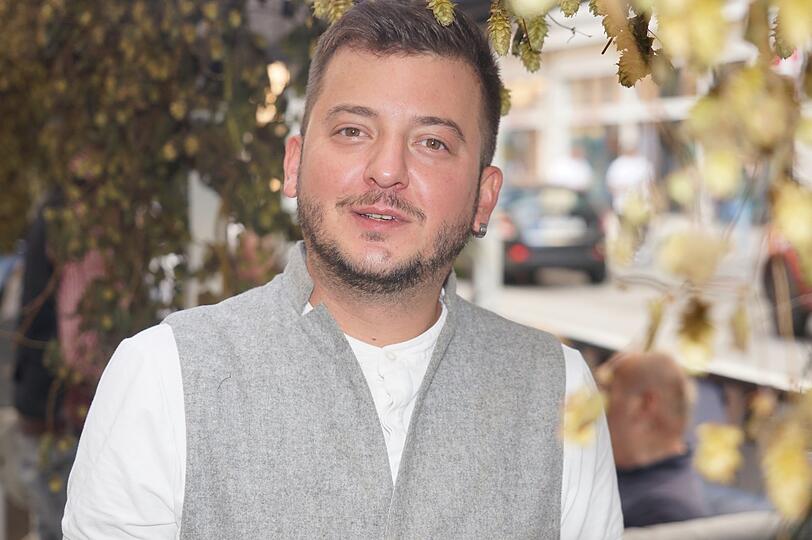 Servicekraft Marcel Munkert (33): "Ich erhoffe mir von der neuen Regierung, dass noch mehr Normalität zurückkehrt. Ich wünsche mir vernünftige Corona-Regeln. Maskenpflicht nur da, wo es wirklich notwendig ist. Regeln für das Nachtleben sollten plausibel sein und Schanigärten erhalten bleiben. Es darf gerne weniger Straßenverkehr in Innenstädten geben. Ich fahre selbst viel mit dem Fahrrad. Tatsächlich weiß ich jedoch noch nicht, was ich am Sonntag wähle. Hingehen werde ich jedoch auf jeden Fall."