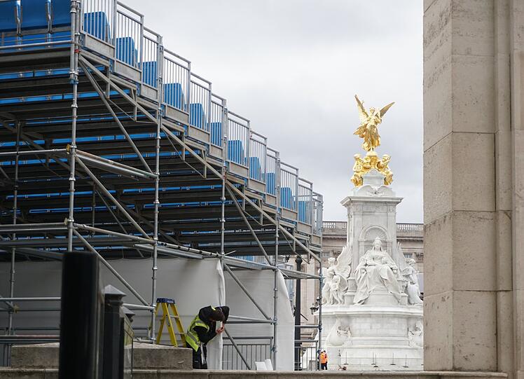 Anlässlich der Feierlichkeiten zum Thronjubiläum der Queen gleicht der Platz vor dem Buckingham-Palast einer großen Baustelle.