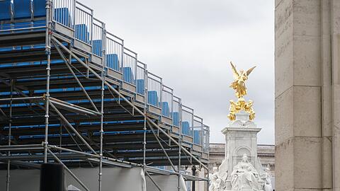 Anlässlich der Feierlichkeiten zum Thronjubiläum der Queen gleicht der Platz vor dem Buckingham-Palast einer großen Baustelle.