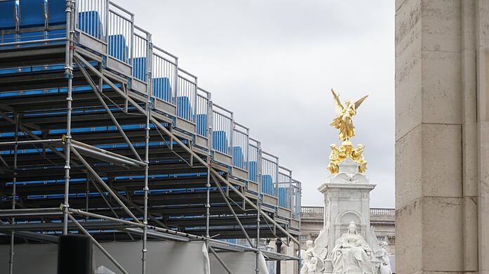 Anlässlich der Feierlichkeiten zum Thronjubiläum der Queen gleicht der Platz vor dem Buckingham-Palast einer großen Baustelle.