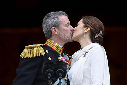 Ein zärtlicher Kuss für König Frederik: Ist das nur Show? Ein zärtlicher Kuss für König Frederik: Ist das nur Show?