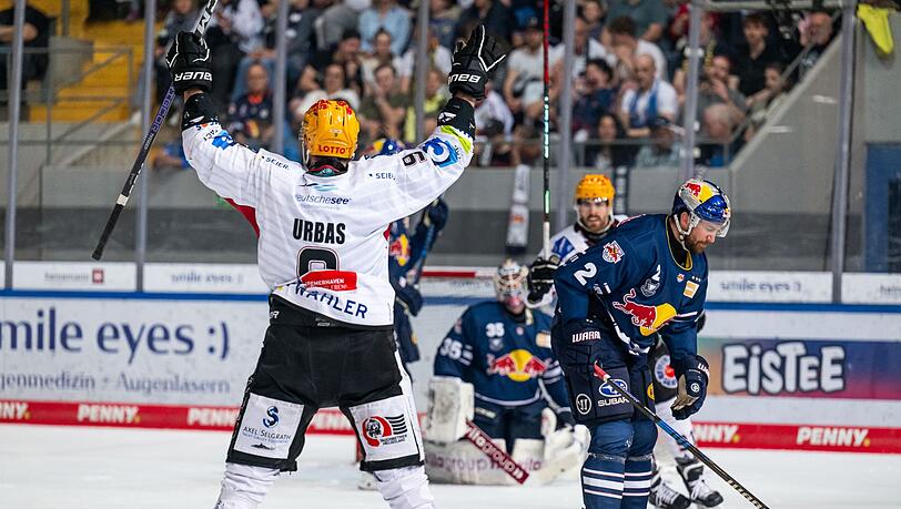 Jan Urbas von den Fischtown Pinguins Bremerhaven bejubelt sein Tor zum 0:3 gegen den EHC Red Bull München.