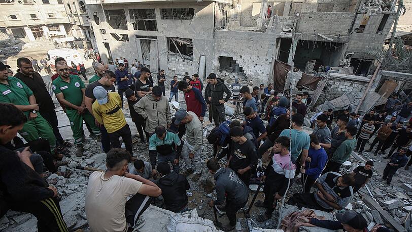 Immer wieder müssen Rettungskräfte Leichen aus Trümmern bergen - Israel hat die Angriffe auf den Gazastreifen zuletzt deutlich verschärft.