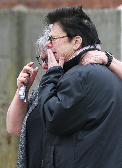 Diese Bilder gehen an die Substanz: Eltern trauern vor der Stekske Schule in Lommel (Belgien) um die Kinder, die bei dem Bus-Unglück in der SChweiz ums Leben gekommen sind.