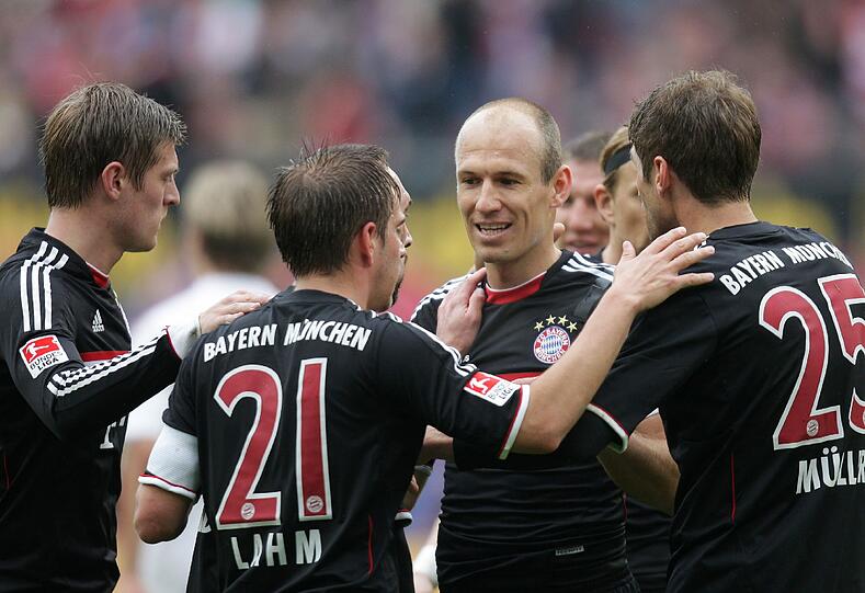 Die Spieler des FC Bayern freuen sich über die Tore.