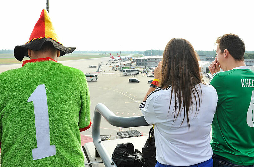 Die deutschen Fans empfangen die Fußball-Weltmeister - die Bilder von der Berliner Fanmeile und dem Flughafen Tegel.