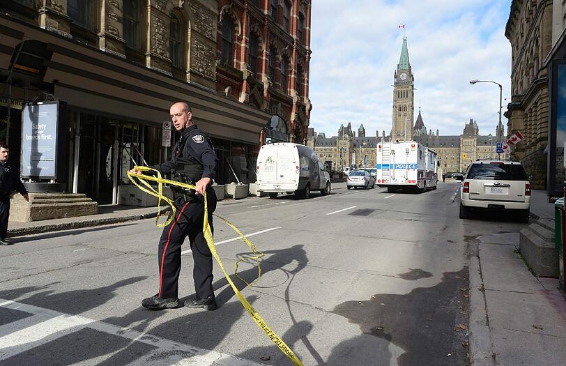 In Ottawa hat ein Mann das Parlament mit einem Gewehr angegriffen. Zuvor war ein Soldat am Weltkriegsdenkmal niedergeschossen worden.