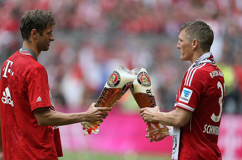 Auch Thomas Müller und Bastian Schweinsteiger ließen sich das alkoholfreie Hefe-Weißbier schmecken.