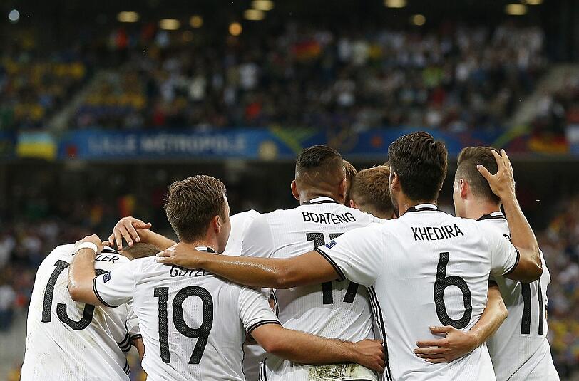 Nach dem Erfolg im EM-Achtelfinale gegen die Slowakei darf sich das DFB-Team erstmals über eine Prämie freuen.