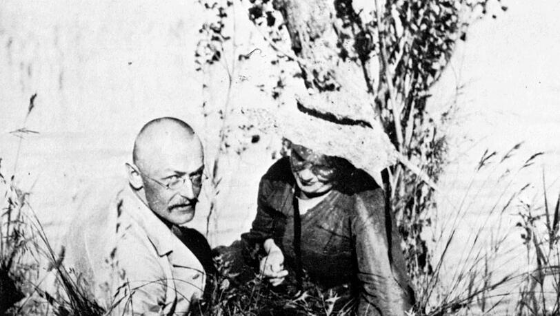 Hermann Hesse und Maria Bernoulli am Bodensee. Hermann Hesse und Maria Bernoulli am Bodensee.