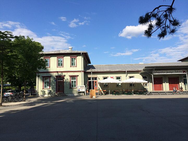 ... etwa hier vor der Gepäckhalle am alten Giesinger Bahnhof eine mit Split abgestreute Schicht gelegt werden.