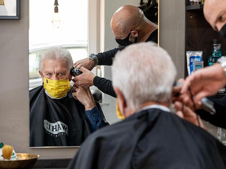 Winfried Kretschmann (Bündnis 90/Die Grünen) beim Friseur - selbstverständlich mit Maske.