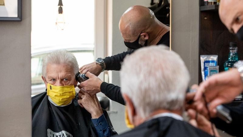 Winfried Kretschmann (Bündnis 90/Die Grünen) beim Friseur - selbstverständlich mit Maske.