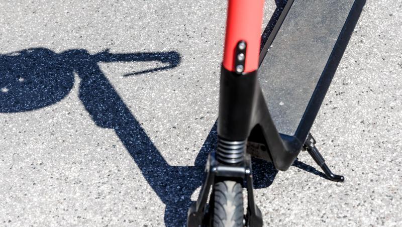 Der Schatten eines Herlmes am Griff eines Elektro-Tretrollers. Foto: Markus Scholz/Archivbild Der Schatten eines Herlmes am Griff eines Elektro-Tretrollers. Foto: Markus Scholz/Archivbild