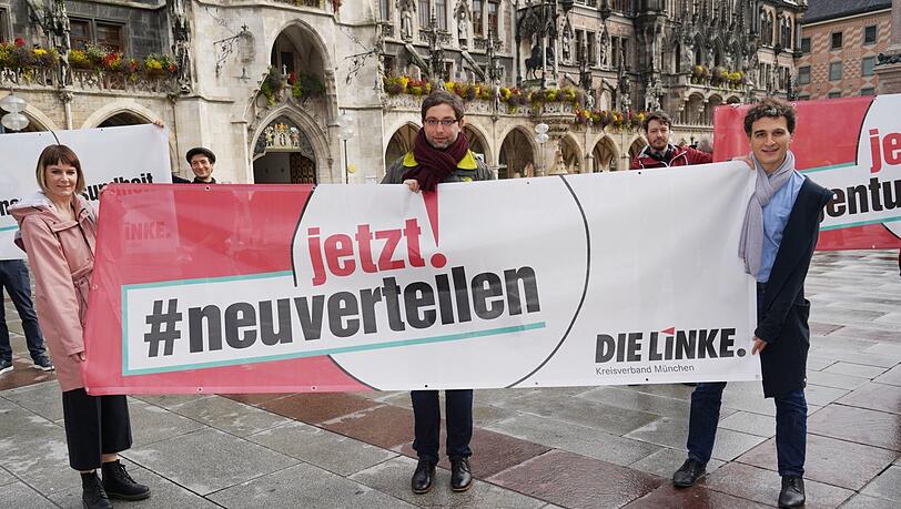 Nicole Gohlke, Linke Stadtrat Stefan Jagel und Ates Gürpinar präsentieren eines ihrer Kampagnen-Plakate vor dem Rathaus. Nicole Gohlke, Linke Stadtrat Stefan Jagel und Ates Gürpinar präsentieren eines ihrer Kampagnen-Plakate vor dem Rathaus.