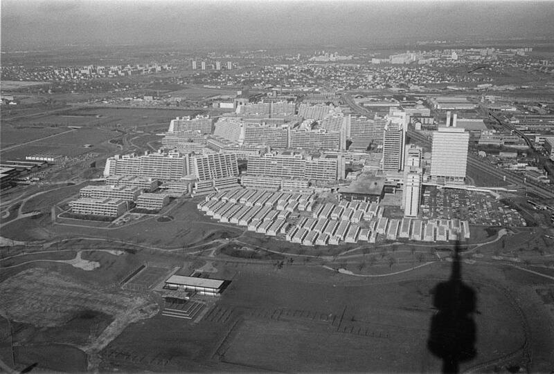 1972: Das Betongebirge namens Olympiadorf ist fertig - der Olympiaturm wirft einen Schatten voraus.