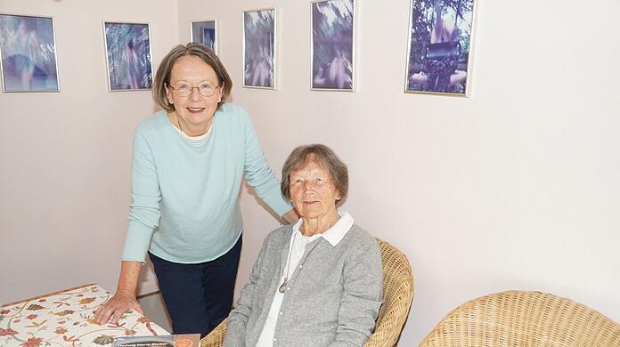 Hedwig Maria Stuber (rechts) mit Tochter Angela Ingianni in ihrer Münchner Wohnung.