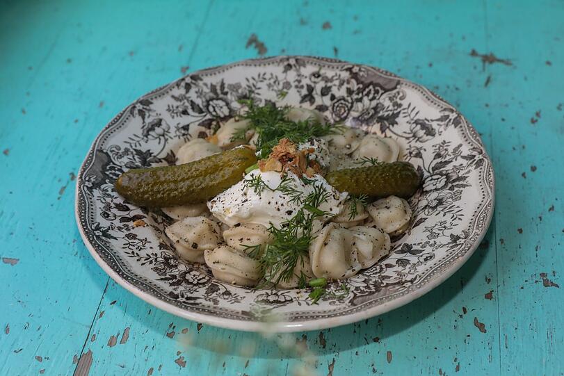 Salon Irkutsk: Serviert mit Gurke, Dill und Schmand - das schmeckt und duftet.