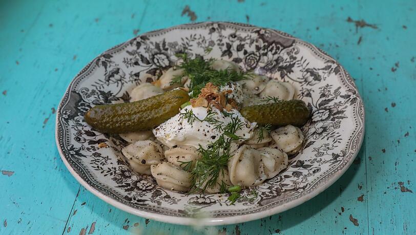 Salon Irkutsk: Serviert mit Gurke, Dill und Schmand - das schmeckt und duftet. Salon Irkutsk: Serviert mit Gurke, Dill und Schmand - das schmeckt und duftet.