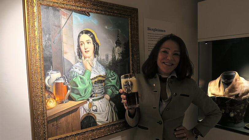 Starke Frauen: Augustiner-Chefin Catherine Demeter neben dem Gemälde "Alt-Münchner Kellnerin" von Wilhelm Wanderer. Starke Frauen: Augustiner-Chefin Catherine Demeter neben dem Gemälde "Alt-Münchner Kellnerin" von Wilhelm Wanderer.