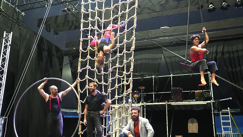 Die Artisten von Circo Zoé proben für ihren Auftritt heute Abend. Die Artisten von Circo Zoé proben für ihren Auftritt heute Abend.