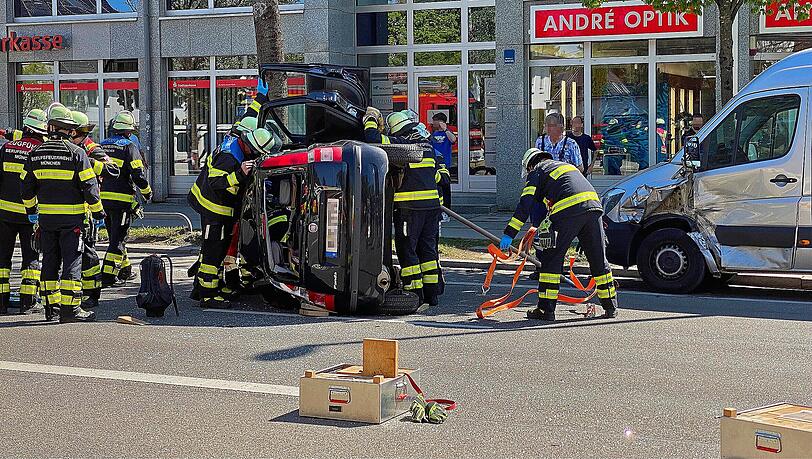 Feuerwehrleute waren lange damit beschäftigt, das Senioren-Paar aus dem Fiat zu bergen.