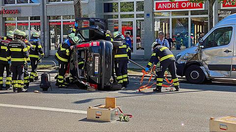 Feuerwehrleute waren lange damit beschäftigt, das Senioren-Paar aus dem Fiat zu bergen.