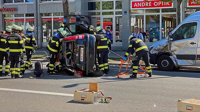 Feuerwehrleute waren lange damit beschäftigt, das Senioren-Paar aus dem Fiat zu bergen.