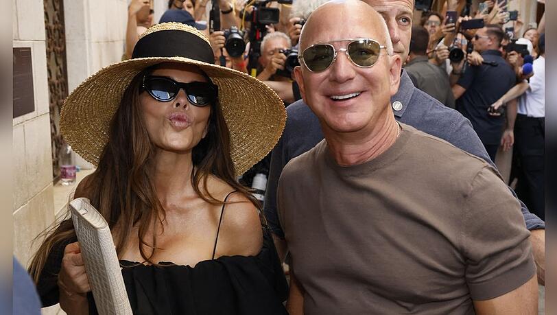 Luftküsse und strahlende Gesichter: Jeff Bezos und Lauren Sánchez Bezos am Nachmittag in Venedig.