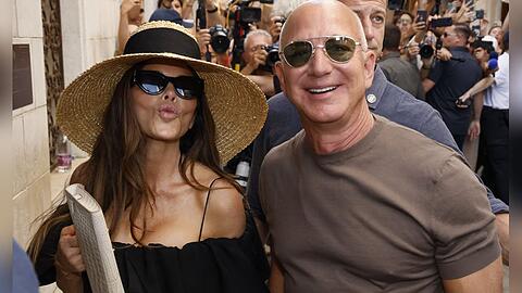 Luftküsse und strahlende Gesichter: Jeff Bezos und Lauren Sánchez Bezos am Nachmittag in Venedig.