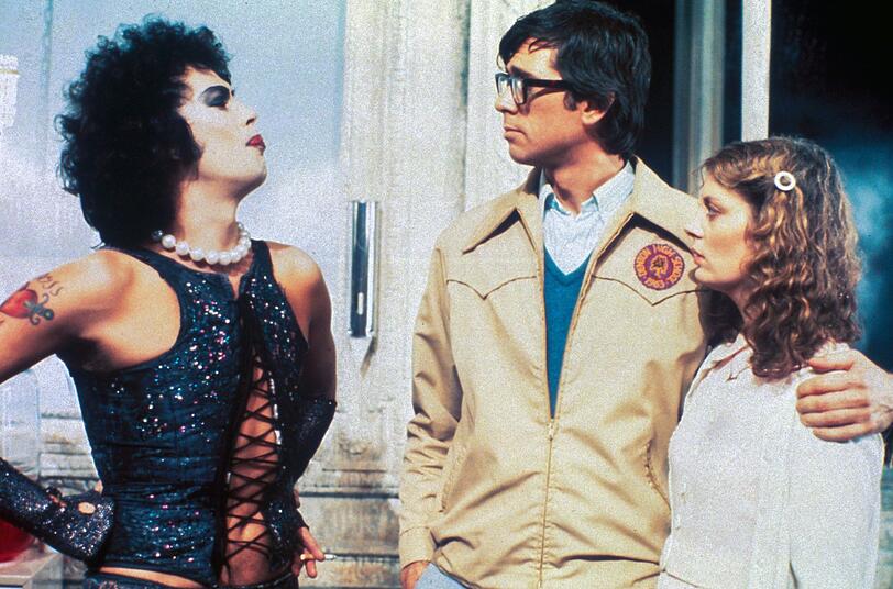 Das junge Liebespaar Brad (Barry Bostwick, Mitte) und Janet (Susan Sarandon) fl&uuml;chten sich w&auml;hrend eines Unwetters ins Anwesen des exzentrischen Doktors (Tim Curry).