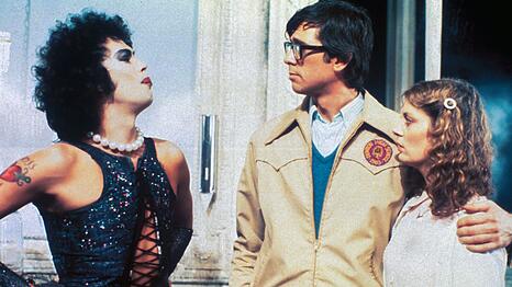 Das junge Liebespaar Brad (Barry Bostwick, Mitte) und Janet (Susan Sarandon) fl&uuml;chten sich w&auml;hrend eines Unwetters ins Anwesen des exzentrischen Doktors (Tim Curry).