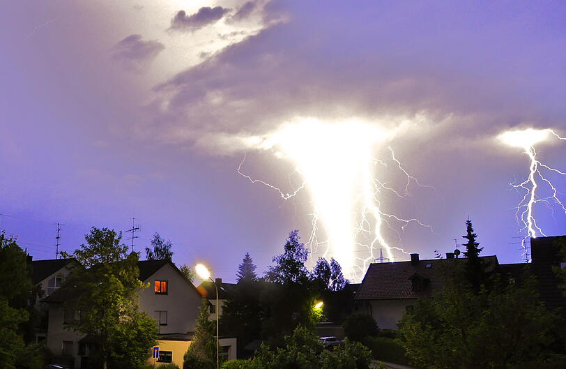 Spektakuläre Blitze beim heftigen Unwetter in Heimstetten. Die Bilder