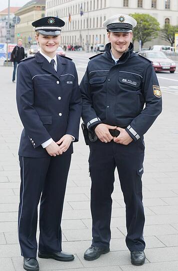 Die Kluft aus dem Ländle: Lisa Hierl und Michael Eibl tragen die Uniform aus Baden-Württemberg, die mit Abstand Zweite in der Vorauswahl wurde.