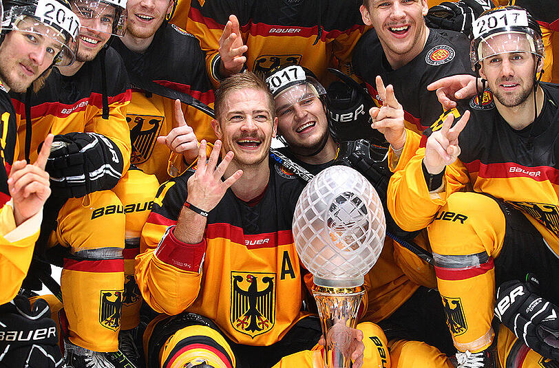 Glücksgefühle: Das DEB-Auswahl um Moritz Müller (Mitte) feiert den Sieg beim Deutschland-Cup.