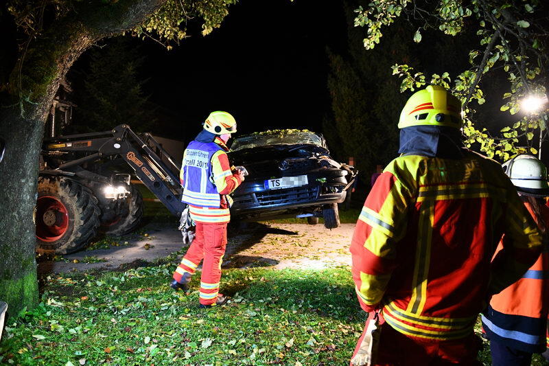 Der junge Autofahrer kam von der Straße ab und prallte gegen eine Baum.