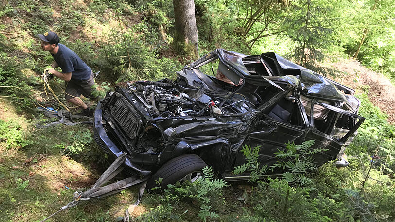 Am Tag danach: Einsatzkräfte bergen das Wrack des Geländewagens.