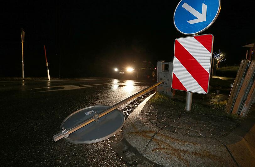 Martinszell: Ein vom Sturm umgewehtes Verkehrsschild liegt nahe der Bundesstraße 19.